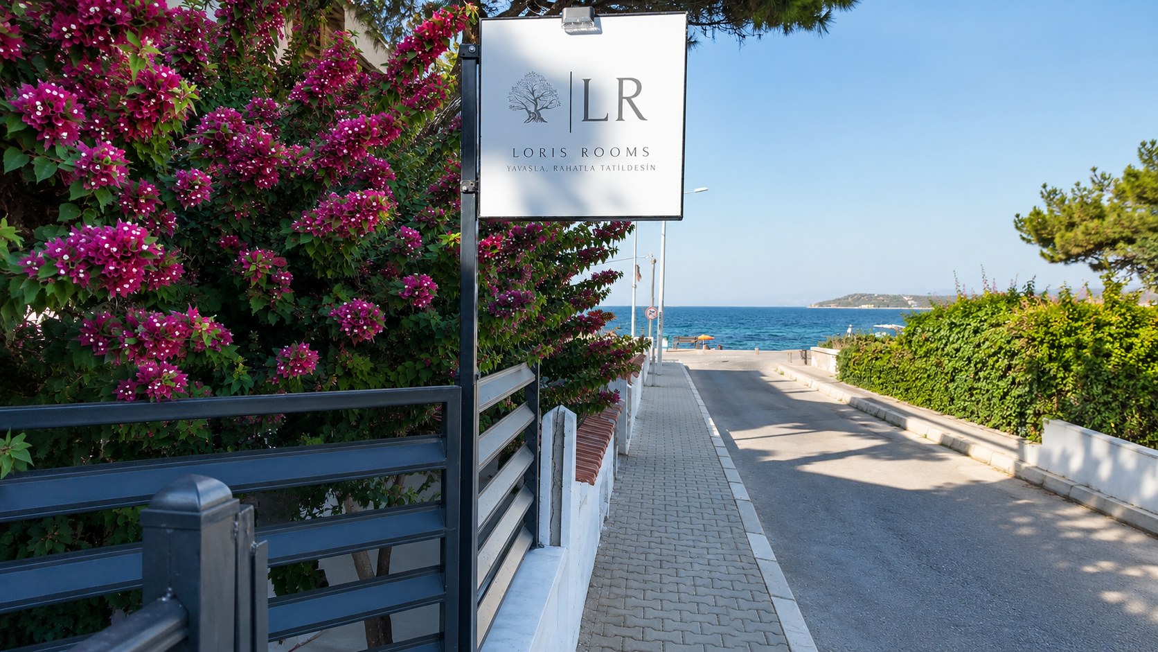 Loris Rooms — İskele girişi, tabela ve deniz