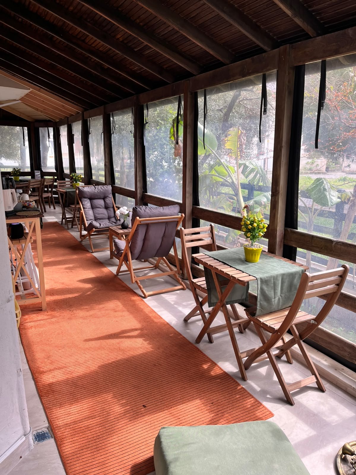 Verandada kahvaltı alanı